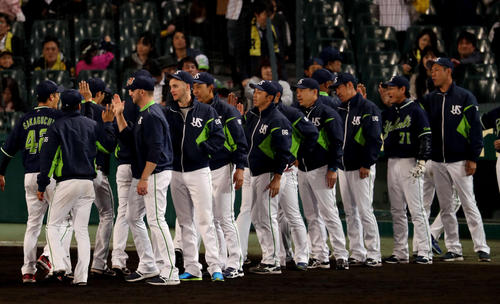 阪神対ヤクルト　阪神に勝利し、ベンチ前でタッチを交わして喜ぶヤクルトナイン（撮影・前田充）