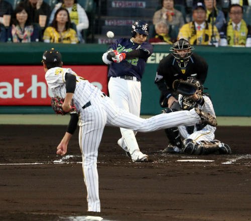 阪神対ヤクルト　２回表ヤクルト無死一、二塁、先制の右前打を放つ坂口（撮影・前田充）