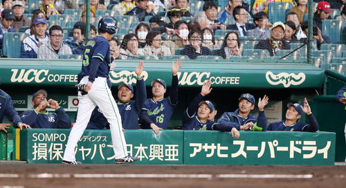 阪神対ヤクルト　２回表ヤクルト無死一、二塁、川端（左）は坂口の右前適時打で生還しベンチのナインとタッチする（撮影・加藤哉）