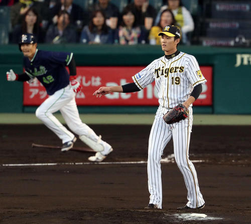 阪神対ヤクルト　２回表ヤクルト無死一、二塁、坂口に先制の右前打を浴びる藤浪（撮影・前田充）