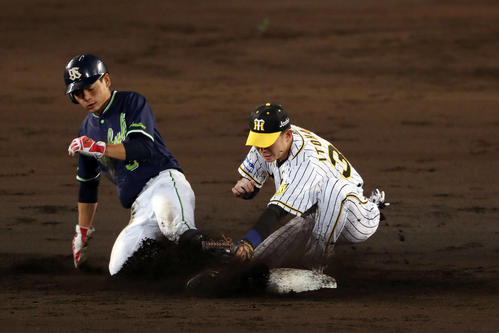阪神対ヤクルト　３回表ヤクルト無死一塁、山崎（左）の盗塁をタッチアウトにする糸原（撮影・前田充）
