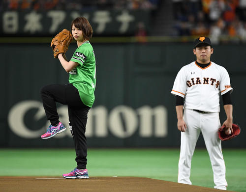 巨人対広島 始球式を行うスピードスケートの高木菜那。右は巨人先発の田口(撮影・鈴木みどり)