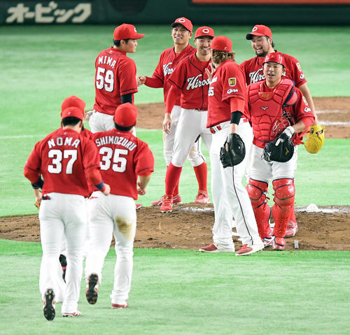 巨人対広島 巨人に3-2で勝利した広島ナインは笑顔でハイタッチ(撮影・ たえ 見朱実)