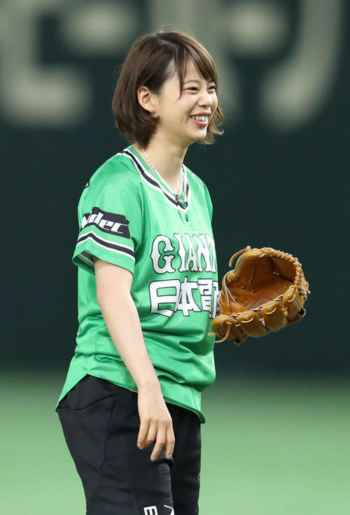 巨人対広島 始球式を行ったスピードスケートの高木菜那(撮影・河野匠)
