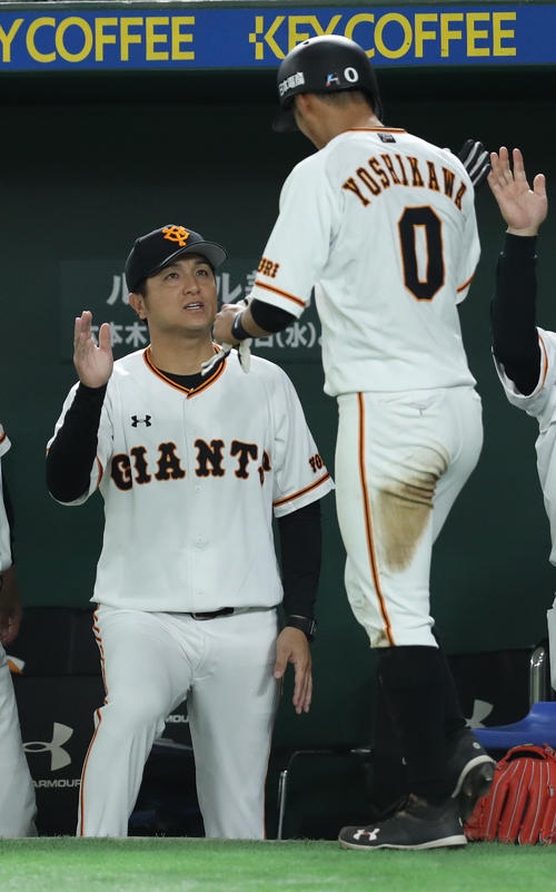 巨人対広島 4回裏巨人無死一、三塁、マギーの中犠飛で生還した吉川尚(右)を迎える高橋監督(撮影・河野匠)