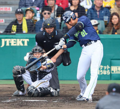 阪神対ヤクルト　５回表ヤクルト１死一、三塁、鵜久森淳志は右犠飛を放つ（撮影・宮崎幸一）