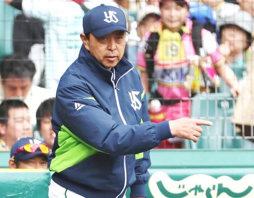阪神対ヤクルト　４回、選手交代を告げる小川監督（撮影・加藤哉）