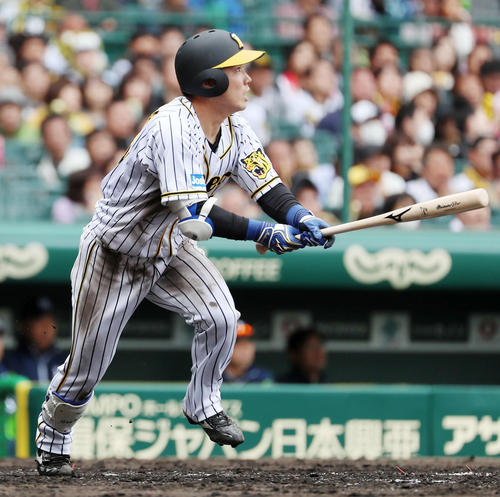 阪神対ヤクルト　５回裏阪神無死、糸原は中越え二塁打を放つ（撮影・加藤哉）