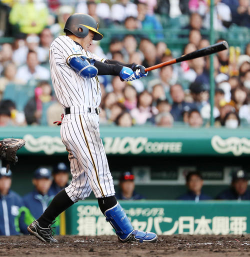 阪神対ヤクルト　７回裏阪神２死一、三塁、鳥谷は中前適時打を放つ（撮影・加藤哉）