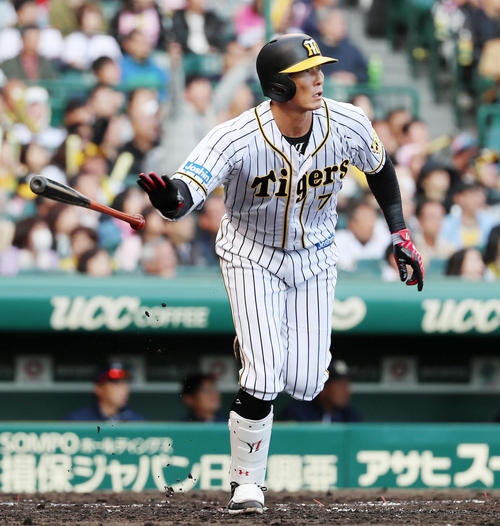 阪神対ヤクルト　７回裏阪神２死一、二塁、糸井嘉男は右越え適時二塁打を放つ（撮影・加藤哉）
