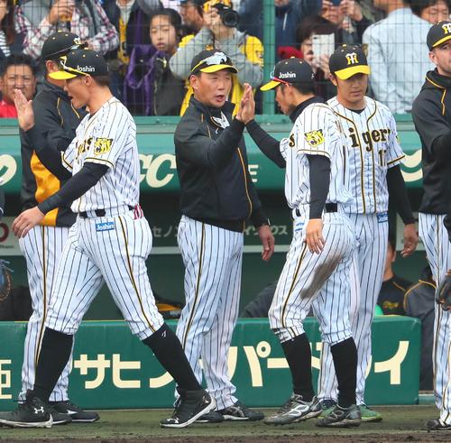 連敗を３で止めてハイタッチする、左から糸井嘉男、金本知憲監督、鳥谷敬、岩貞祐太ら（撮影・宮崎幸一）