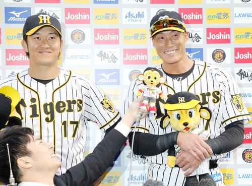 お立ち台に上がってインタビューを受ける糸井（右）と岩貞（撮影・加藤哉）