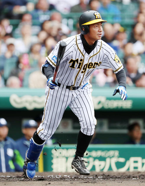 阪神対ヤクルト　１回裏阪神１死、鳥谷は中越え二塁打を放つ（撮影・加藤哉）