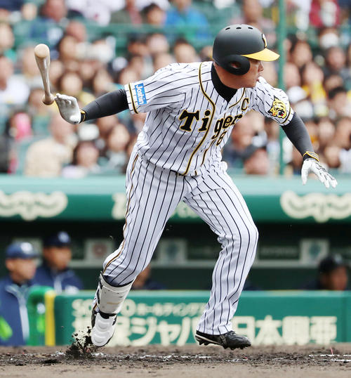 阪神対ヤクルト　１回裏阪神２死一、二塁、福留は左前適時打を放つ（撮影・加藤哉）