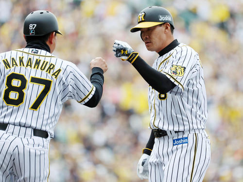 阪神対ヤクルト　１回裏阪神２死一、二塁、福留は左前適時打を放ち中村コーチとタッチする（撮影・加藤哉）