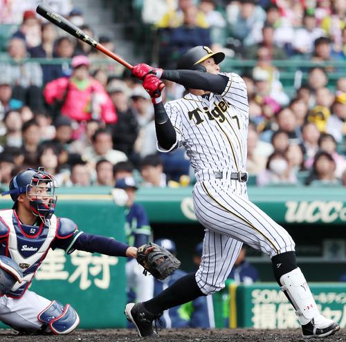 阪神対ヤクルト　４回裏阪神２死一塁、糸井は中越え２点本塁打を放つ（撮影・加藤哉）