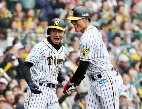 糸井は中越え２点本塁打を放ち一走鳥谷（左）の出迎えを受け生還する（撮影・加藤哉）