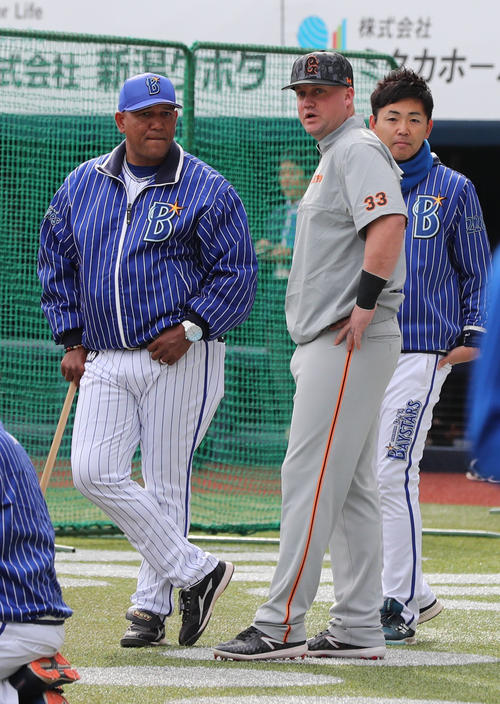 ＤｅＮＡ対巨人　試合前の練習で話す左からＤｅＮＡラミレス監督と巨人マギー（撮影・林敏行）