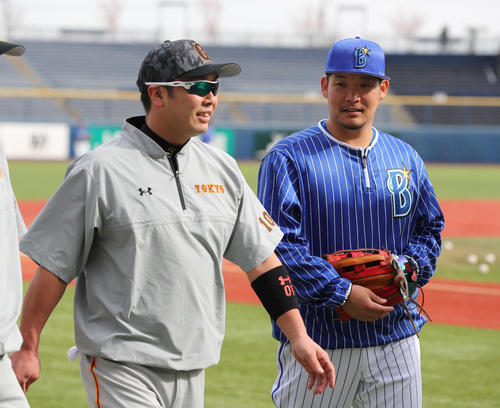 試合前の練習で話す左から巨人阿部とＤｅＮＡ筒香（撮影・林敏行）