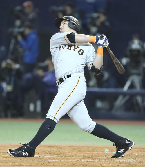ＤｅＮＡ対巨人　３回表巨人２死、ゲレーロは先制の左越え本塁打を放つ（撮影・林敏行）