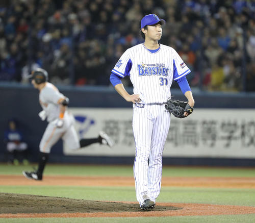 ＤｅＮＡ対巨人　３回表巨人２死、ゲレーロに先制の左越え本塁打を許した飯塚（撮影・林敏行）