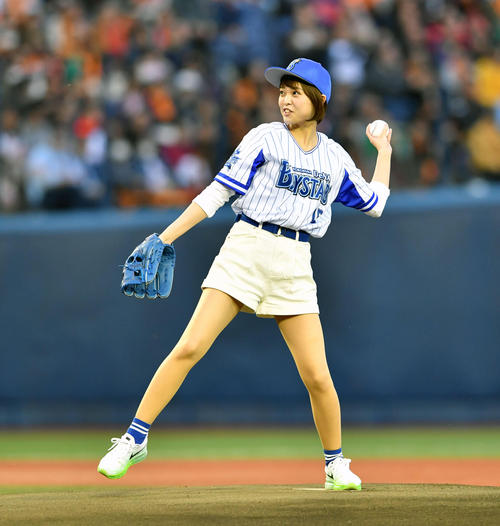 ＤｅＮＡ対巨人　始球式で投球するＮｅｇｉｃｃｏのＫａｅｄｅ（撮影・滝沢徹郎）