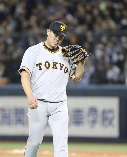 ＤｅＮＡ対巨人　３回裏に逆転を許し、厳しい表情でベンチへ戻る山口俊（右）（撮影・林敏行）