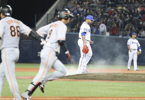 ＤｅＮＡ対巨人　６回表巨人２死一塁、亀井に逆転の右越え２点本塁打を許したエスコバー（撮影・林敏行）