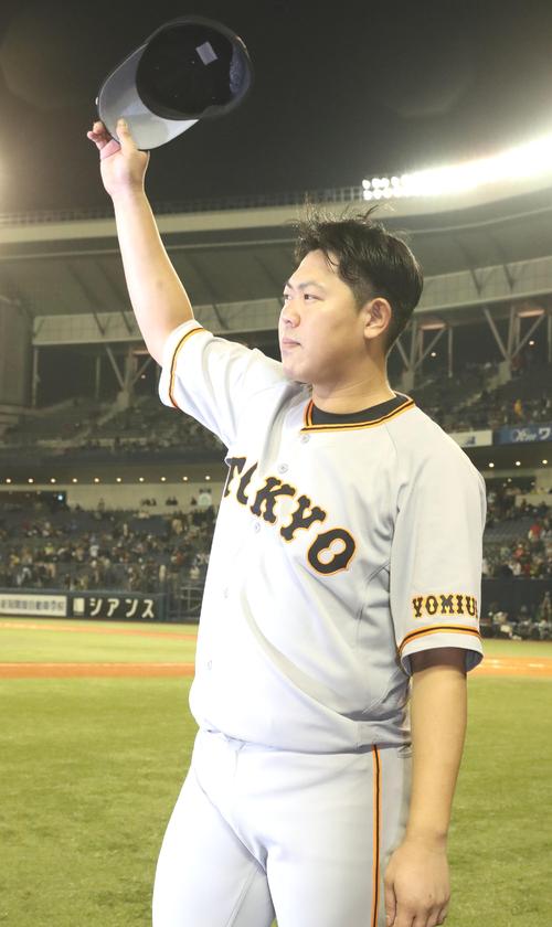 ＤｅＮＡ対巨人　ヒーローインタビューを終え、観衆に手をあげてこたえる山口俊（撮影・林敏行）