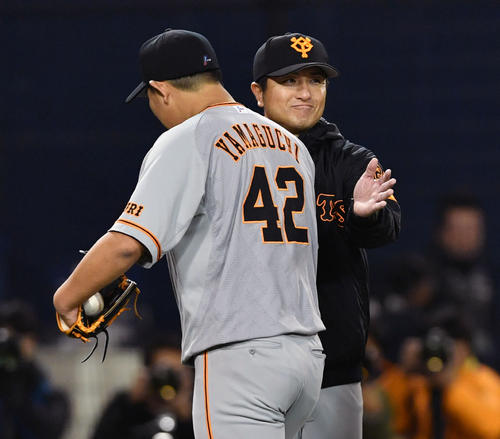 ＤｅＮＡ対巨人　完投勝利した巨人山口俊（左）は高橋監督から肩を叩かれ祝福される（撮影・滝沢徹郎）