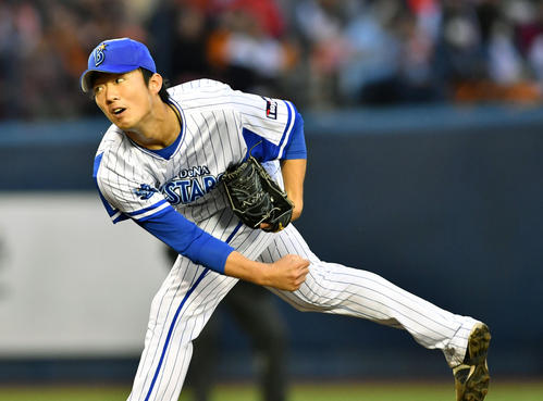 ＤｅＮＡ対巨人　先発で力投するＤｅＮＡ飯塚（撮影・滝沢徹郎）