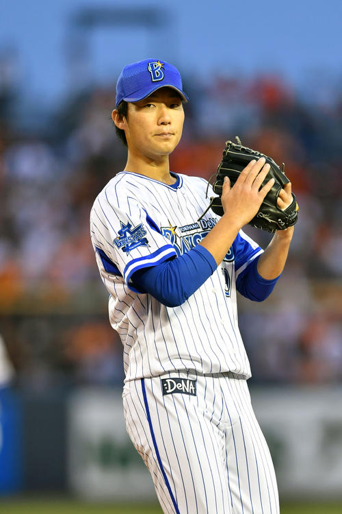 ＤｅＮＡ対巨人　１回表を３者凡退に抑えグラブを叩くＤｅＮＡ飯塚（撮影・滝沢徹郎）