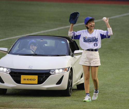 ＤｅＮＡ対巨人　始球式にオープンカーで登場したＮｅｇｉｃｃｏのＫａｅｄｅ（撮影・林敏行）