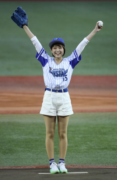 ＤｅＮＡ対巨人　始球式で投球するＮｅｇｉｃｃｏのＫａｅｄｅ（撮影・林敏行）