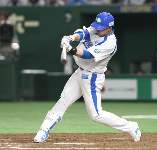 西武対日本ハム 8回裏西武1死二塁、栗山は左前に適時打を放つ(撮影・佐藤翔太)