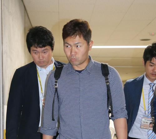 試合前に報道陣に囲まれながら引きあげる中村晃(撮影・梅根麻紀)