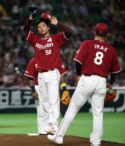 ソフトバンク対楽天 2回裏ソフトバンク2死二塁、川島慶三に左前適時打を浴びマウンドで声をかけられる辛島航(撮影・栗木一考)
