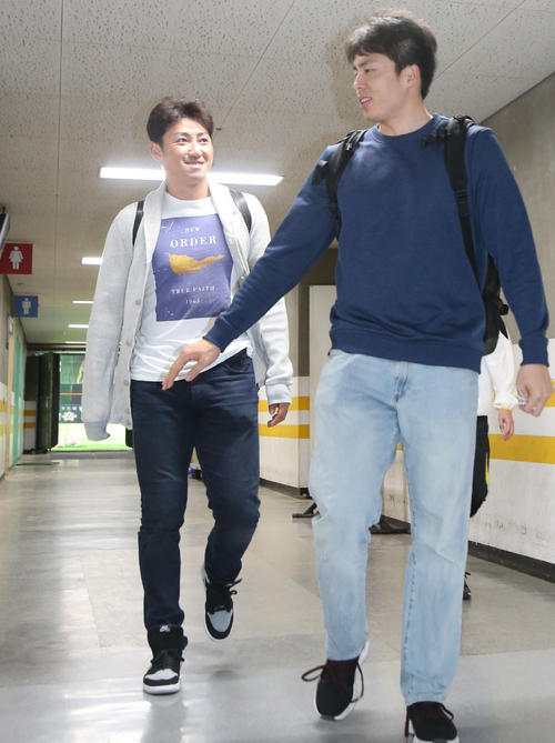 ソフトバンク対楽天 死球を受け途中で交代した内川聖一、笑顔を見せながら引きあげる。右は田中正義(撮影・梅根麻紀)