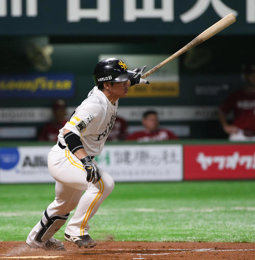 ソフトバンク対楽天 2回裏ソフトバンク2死二、三塁、甲斐拓也は先制となる2点中前適時打を放つ(撮影・栗木一考)