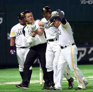 ソフトバンク内川右膝に死球受け交代 自分で歩けず プロ野球 日刊スポーツ