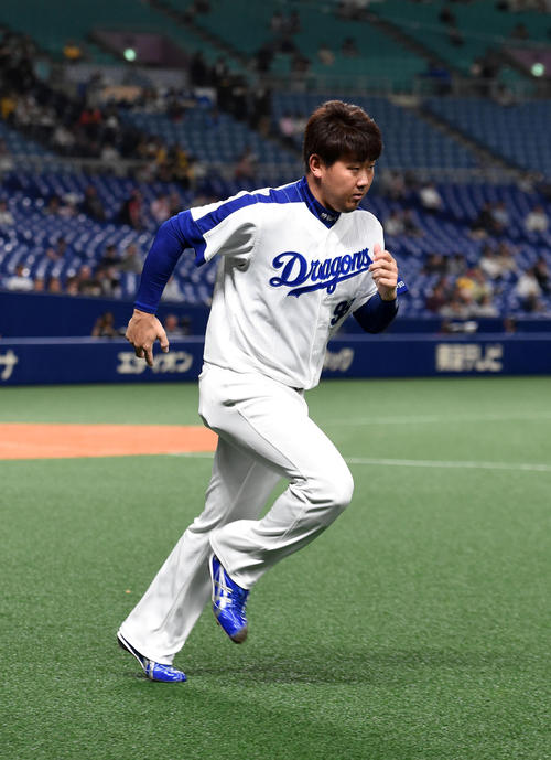中日対阪神　試合前のアップを行う松坂（撮影・前岡正明）