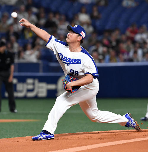 中日対阪神　１回、高山俊に初球を投げる松坂（撮影・前岡正明）