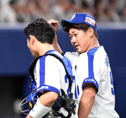 中日対阪神　６回、阪神打線を３人で抑えた松坂は大野奨と笑顔で話す（撮影・前岡正明）