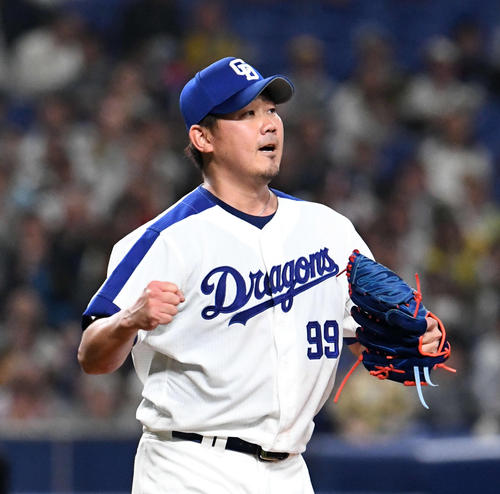 中日対阪神　７回表阪神２死満塁、上本を空振りの三振に打ち取り、ガッツポーズする松坂（撮影・前岡正明）