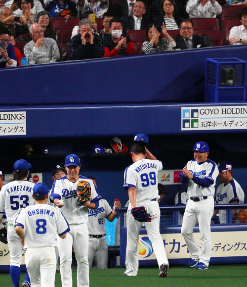 中日対阪神　７回表阪神攻撃終了、松坂大輔はピンチを乗り越え声援に応える（撮影・宮崎幸一）＝２０１８年４月19日、ナゴヤドーム