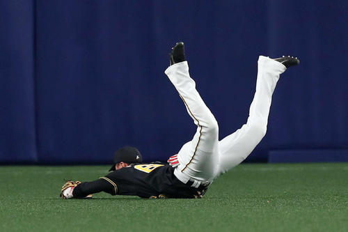中日対阪神　８回裏中日２死二塁、大島の打球を好捕する俊介（撮影・前田充）