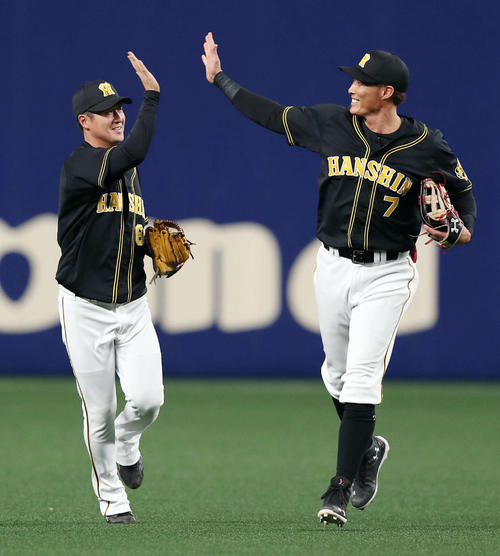 中日対阪神　８回裏中日２死二塁、大島の打球を好捕した俊介（左）は糸井と笑顔でハイタッチする（撮影・前田充）