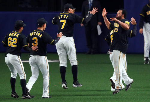 中日対阪神　連勝を祝う糸井嘉男（左から３人目）とウィリン・ロサリオ（右）ら（撮影・宮崎幸一）