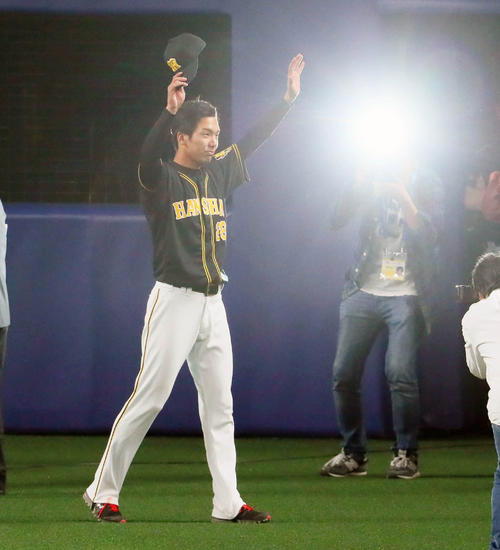 中日対阪神　ヒーローインタビューを受け声援に応える小野泰己（撮影・宮崎幸一）