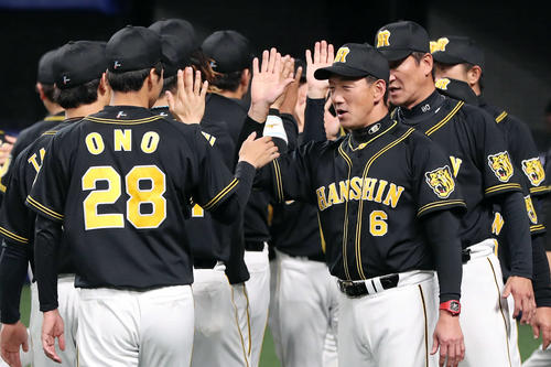 中日対阪神　中日に勝利し、小野泰己（左）とタッチを交わす金本知憲監督ら（撮影・前田充）